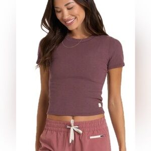 Vuori pose fitted tee